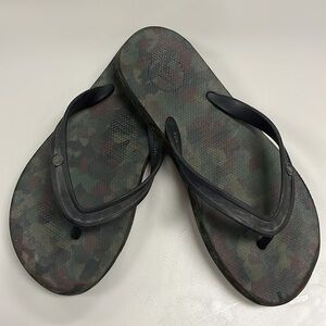 Volcom Camouflage green / black flip flops size 8